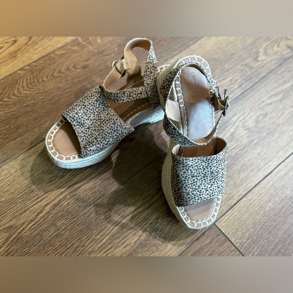 Universal Thread Women’s Leopard Print Sandals